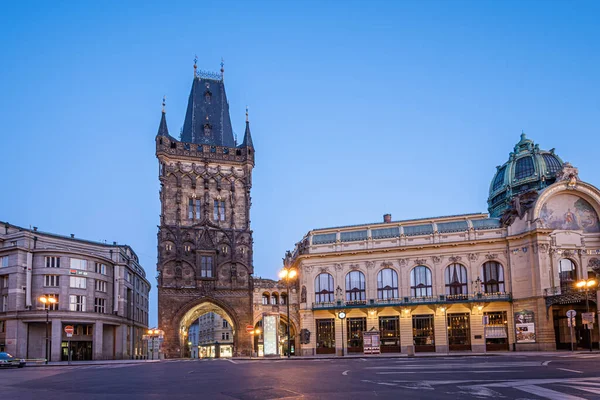 PRAGA, REPÚBLICA CHECA, ABRIL 2020 - La Torre del Polvo por la mañana - puerta de la ciudad gótica medieval en Praga, República Checa — Foto de Stock