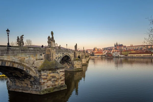 Puente de Carlos al amanecer, Torre del Puente de la Ciudad Vieja, Praga UNESCO, República Checa, Europa - Ciudad Vieja — Foto de Stock