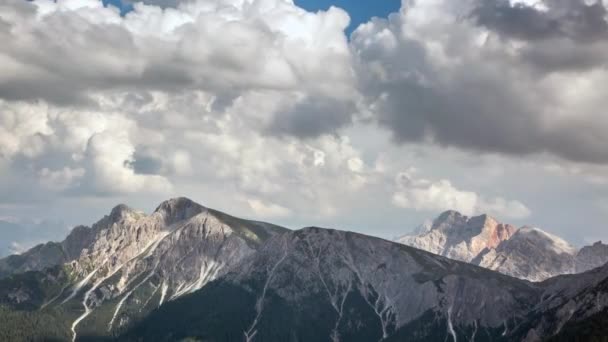 在东部阿尔卑斯 Marebbe 巴迪亚 山时间失效的流动的云彩 — 图库视频影像