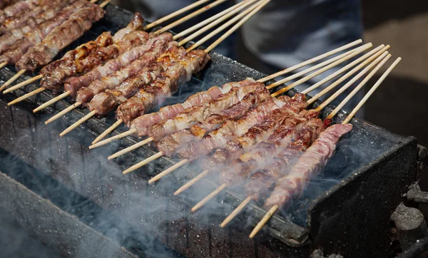 Arrosticini matlagning utomhus, Campo Imperatore, Abruzzo, Italien Stockbild