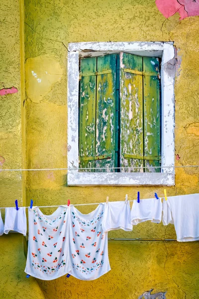 Färgglada fönster, Burano Island, Venedig, Italien Royaltyfria Stockbilder