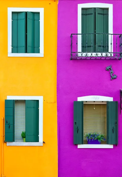 Fenêtre colorée, île de Burano, Venise, Italie — Photo