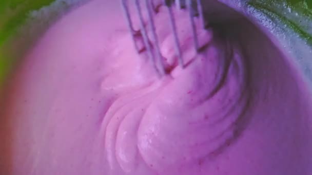 自家製のイチゴムースを作る 新鮮なイチゴは部分的に精製され クールなふわふわのピンクのデザートのためのホイップクリームと溶き卵の白と組み合わせる — ストック動画