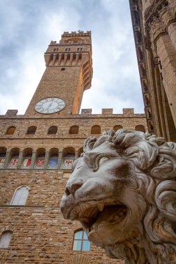 Palazzo Vecchio, İtalya 'nın Floransa kenti. Piazza della Signoria 'ya bakıyor. Medici malikanesi Arno Nehri' nden Palazzo Pitti 'ye taşınınca bina adını aldı..