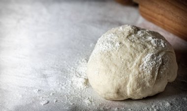 Hamur, tipik olarak unla suyu karıştırarak yapılır ve bazen maya ya da diğer ayrıştırma maddelerinin yanı sıra çeşitli yağ ve tatlar da içerir..