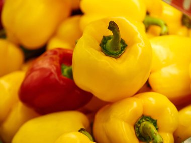 Kırmızıya sarı tatlı biber