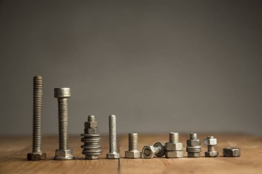 Çelik civata ve fındıkla Hayat.