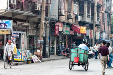Shanghai, Çin ' in sokak mağaza ve insanlar
