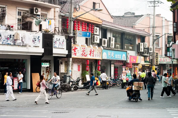 Shanghai, Çin ' in sokak mağaza ve insanlar