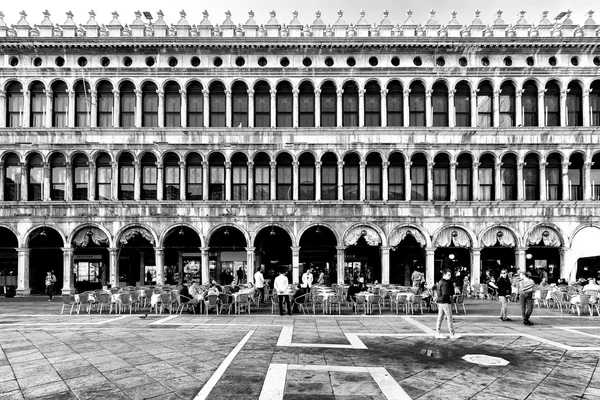 Gammalt palats och turister på Piazza San Marco i Venedig, Italien — Stockfoto