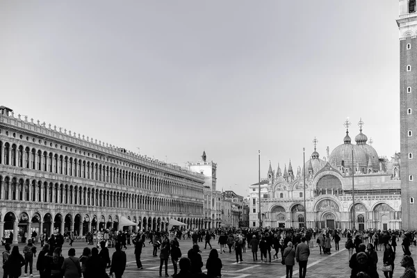 Palácio antigo e turistas na Piazza San Marco em Veneza, Itália — Fotografia de Stock