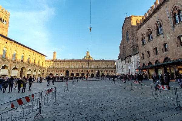 Promenade serrée vers Piazza Maggiore à Bologne, Italie — Photo