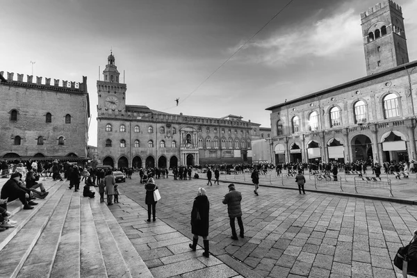 Tightrope promenera över till Piazza Maggiore i Bologna, Italien — Stockfoto