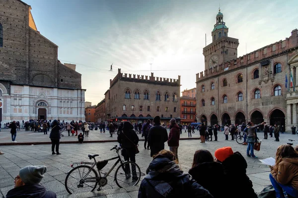 Tightrope promenera över till Piazza Maggiore i Bologna, Italien — Stockfoto