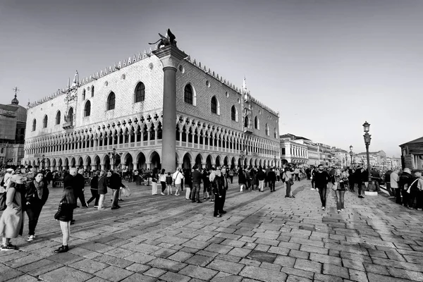 Gammalt palats och turister på Piazza San Marco i Venedig, Italien — Stockfoto