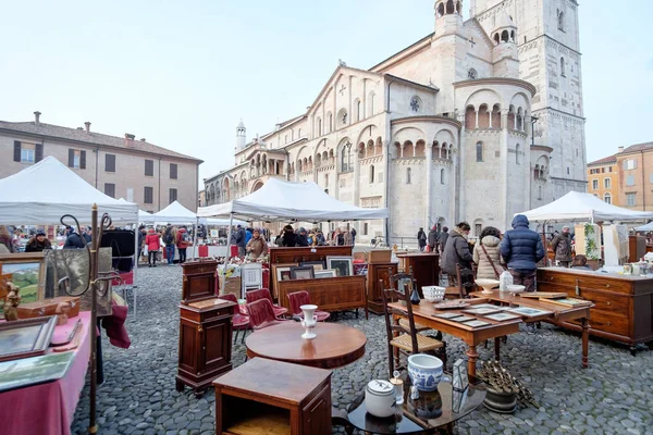 モデナ、イタリアで 2 番目の手の市場 — ストック写真