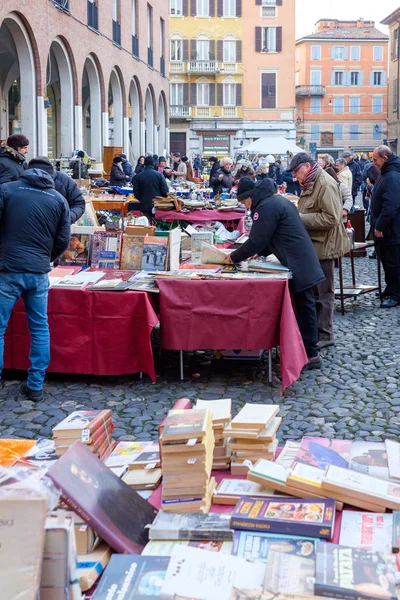 モデナ、イタリアで 2 番目の手の市場 — ストック写真