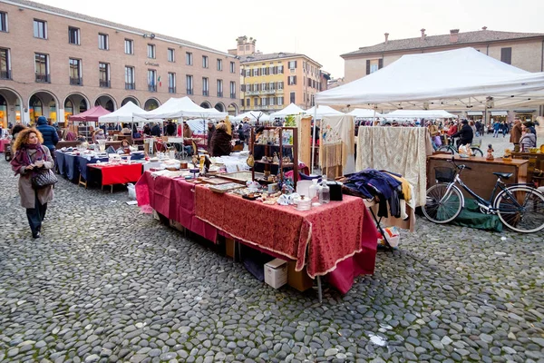 Mercado de segunda mão em Modena, Itália — Fotografia de Stock