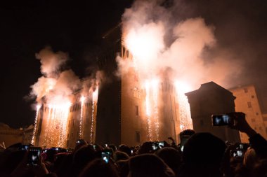 Yılbaşı gecesi için Fireworks uygulamasında Ferrara