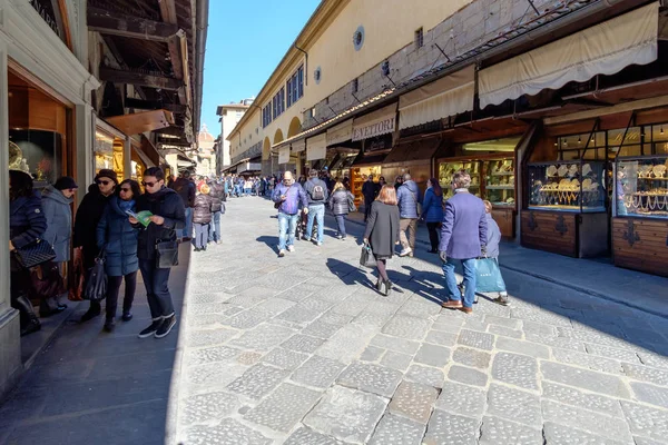 Lidé procházejí na Ponte Vecchio ve Florencii, Itálie — Stock fotografie