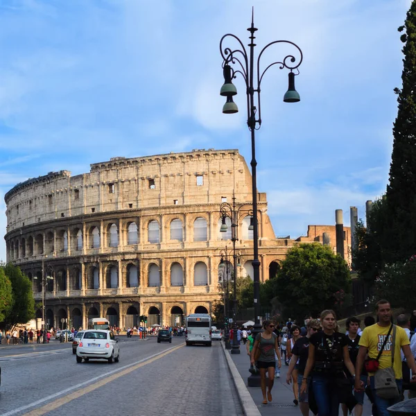 Turistas visitam o famoso antigo Coliseu de Roma — Fotografia de Stock