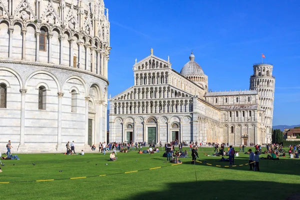 Piazza Dei Miracoli. Praça dos Milagres em Pisa — Fotografia de Stock