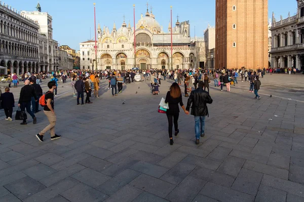 Gammalt palats och turister på Piazza San Marco i Venedig, Italien — Stockfoto