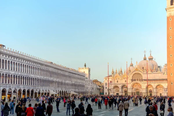 Gammalt palats och turister på Piazza San Marco i Venedig, Italien — Stockfoto