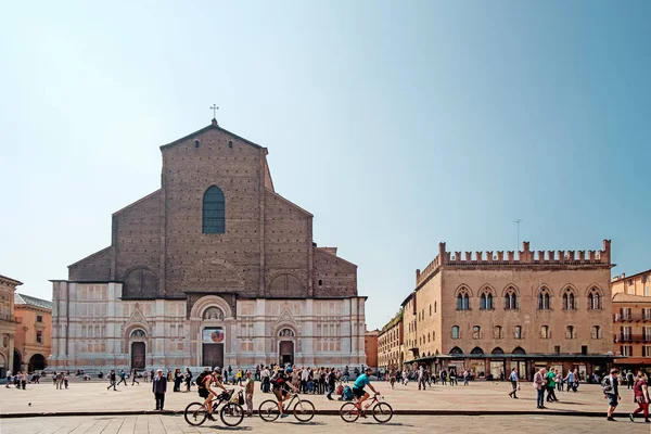 Piazza Maggiore, s výhledem na kostel San Petronio — Stock fotografie