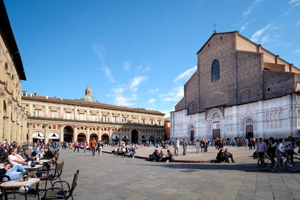 Piazza Maggiore, kilátással a San Petronio-templom — Stock Fotó