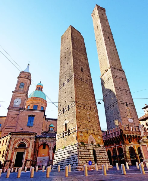 Berühmte zwei Türme von Bologna, Italien — Stockfoto