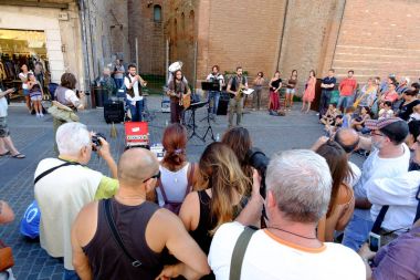Sokak çalgıcısı Festivali 2016. Grup müzisyenler Ferrara, meydanında