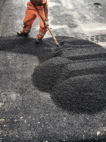 A worker asphalt road in the summer — Stock Photo, Image