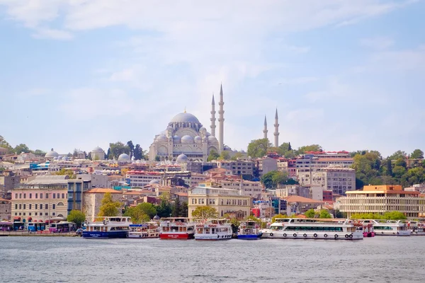 Ön plan ve Süleymaniye Ca tekneler ile Istanbul 'un görünümü
