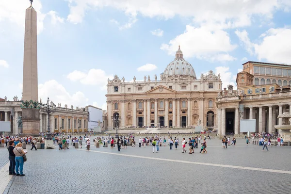 View of St. Peter's Cathedral in Vatican — Stock Photo, Image