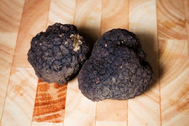 Değerli siyah İtalyan truffles çifti