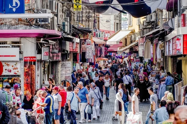 Rua com lojas em Istambul, Turquia — Fotografia de Stock