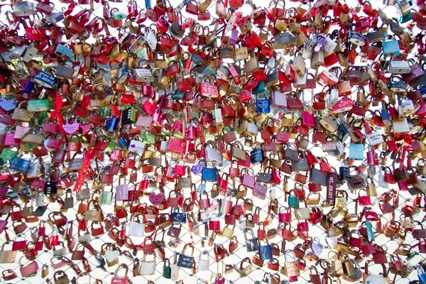 Visací zámky na "Love mostu" na řece Salzach — Stock fotografie