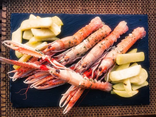 Maydanozlu karides ve kızarmış patates.