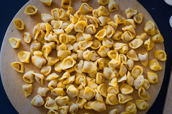 Pâtes farcies maison appelées tortellini — Photo