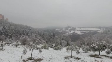 Hafif bir kar yağışı sırasında şehrin sembollerinden biri olan San Luca Tapınağı 'nın dış görünüşü