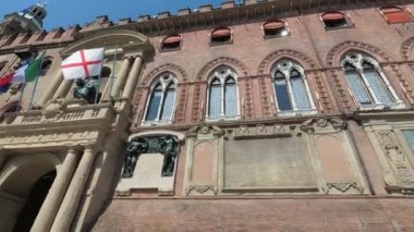 Bologna, İtalya - 21 Temmuz 2019: Palazzo d 'Accursio (veya Palazzo Comunale), bir zamanlar şehrin önde gelen idari ofislerine ev sahipliği yapan bir saray.
