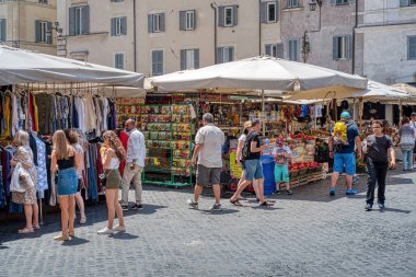 Roma, İtalya - 30 Haziran 2018: Başkentte turistler ve vatandaşlar arasında popüler olan bir meydanda tipik İtalyan pazarı