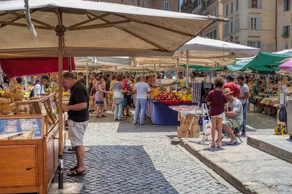 ローマ イタリア 6月2018 首都の広場での典型的なイタリア市場 観光客や市民に人気 — ストック写真