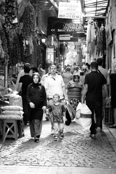 Rua com lojas em Istambul, Turquia — Fotografia de Stock