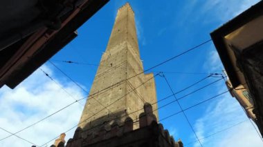 Bologna, İtalya - 3 Ocak 2019: Dünyanın dört bir yanındaki ünlü ortaçağ kuleleri Asinelli ve Garisenda.