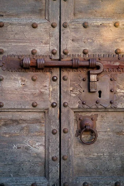 Antica serratura su una porta di legno — Foto Stock
