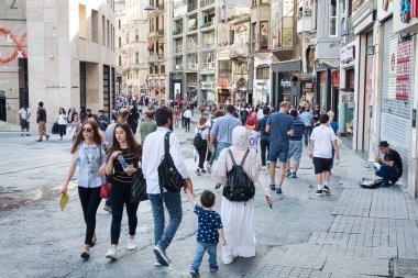 İstanbul, Türkiye - 18 Eylül 2017: İstanbul 'da pek çok vatandaş ve turist tipik dükkanlarla dolu bir sokakta yürüyor