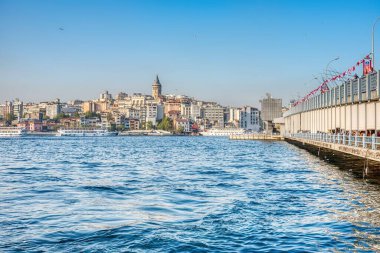 Istanbul, Türkiye - 18 Eylül 2017: Galata Bridge uygulamasında çok sayıda turistik restoran ve balıkçılar için Istanbul, Türkiye, karakteristik görünümünü