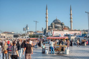 İstanbul, Türkiye - 18 Eylül 2017: Arka planda inşaat halindeki bir camii ile sokak yiyecek satıcısı